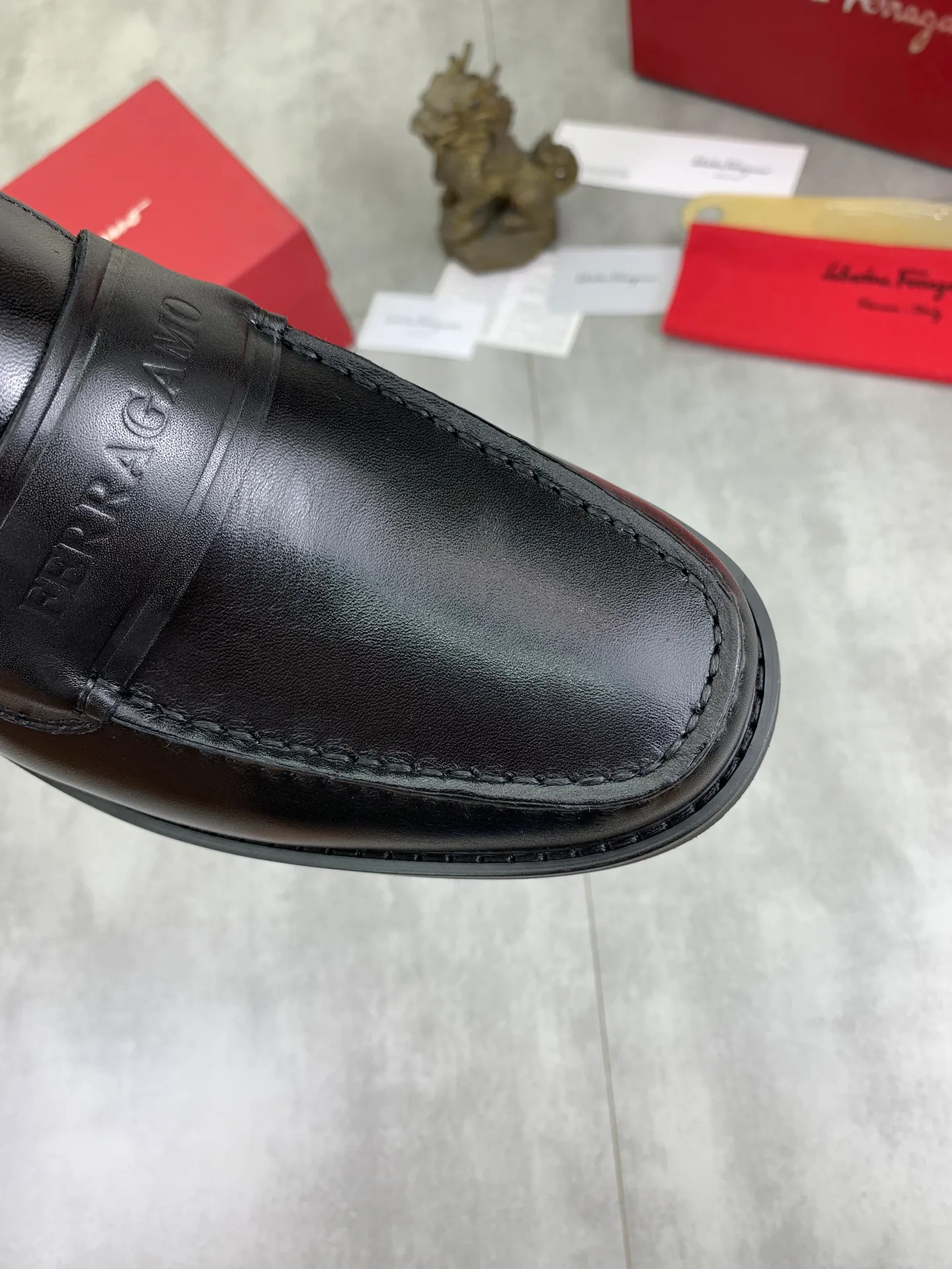 Men's Men's Shoes 💰P460💰[New Style] Water-dyed Niuli 🆘[Salvatore Ferragamo] Ferragamo's latest casual business leather shoes for men! Available at counters simultaneously! The fabric is made of specially imported original calfskin, the lining is made of imported water-dyed cowhide, and the original combination outsole is absolutely luxurious and leads the fashion trend. Matching code: 38-45; 2️⃣ colors available